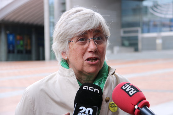 Exiled pro-independence leader Clara Ponsatí speaking to media in Brussels (by Blanca Blay)